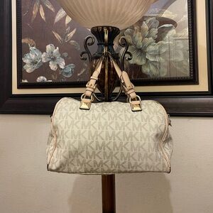 Michael Michael Kors please check all picture of condition